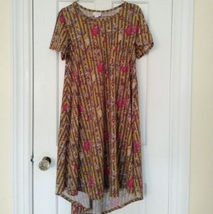 Short-sleeved knee-length dress